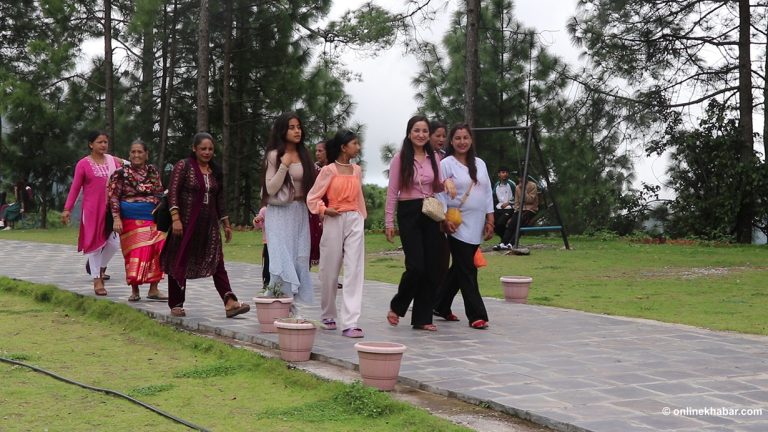 रेसुङ्गा पार्कमा बढ्यो पर्यटकको चहलपहल (तस्वीरहरू)