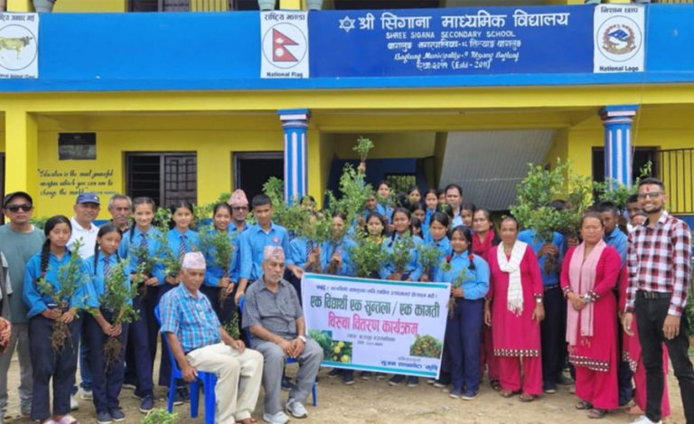 बागलुङमा ‘एक विद्यार्थी, एक सुन्तला, एक कागती विरुवा वितरण अभियान’