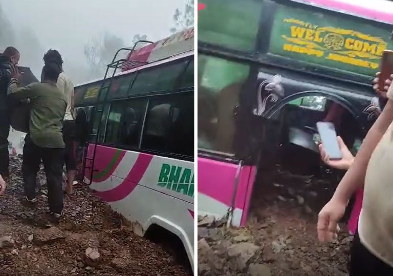 गुल्मीमा लेदोसहितको बाढीमा फस्यो बस