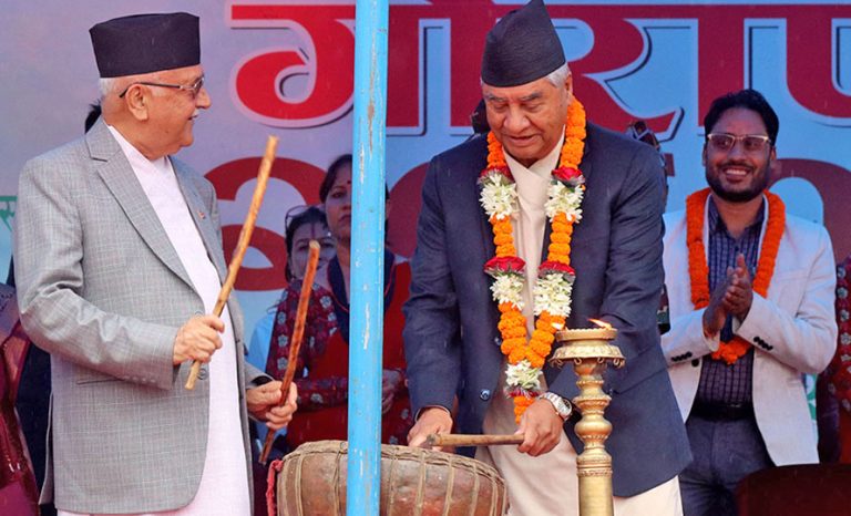 फरक मत राख्नेलाई ओलीको डण्डा, देउवाको पुरस्कार