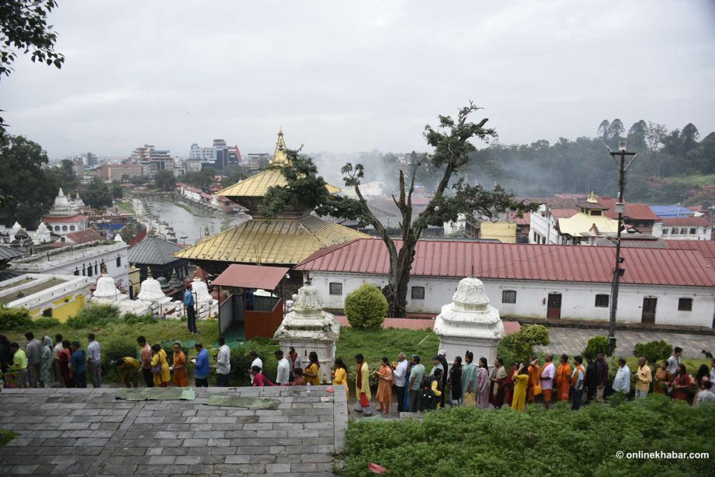 ०७२ को भूकम्पपछि पुनर्निर्माण गरिएको पशुपतिको महास्नान घर भासियो, जीर्णोद्वार गरिँदै