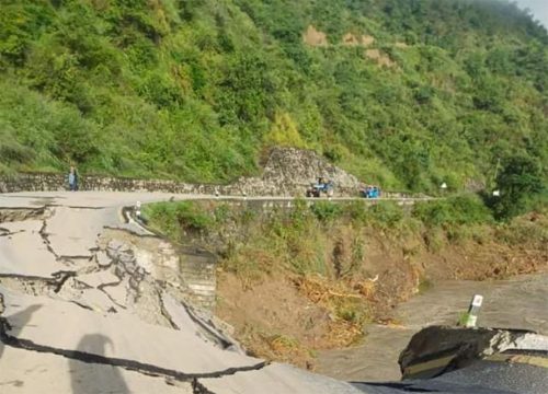 रोशी र सुनकोशीले बीपी राजमार्ग ९ ठाउँमा बगायो