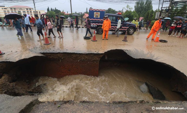 गोदावरी जाने सडकमा भ्वाङ पर्दा बस नै फस्यो (तस्वीरहरु)