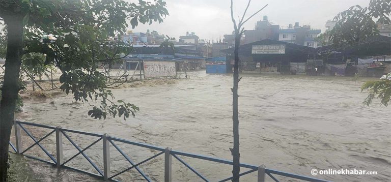 अविरल वर्षाले मनहोरा कृषि बजारमा डुबानमा, सर्वसाधारणलाई हिडडुल गर्न सकस
