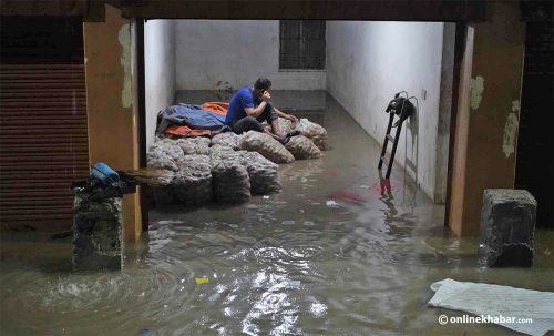 कुलेश्वरका खाद्यान्न गोदाममा पस्यो बागमतीको बाढी (तस्वीरहरू)