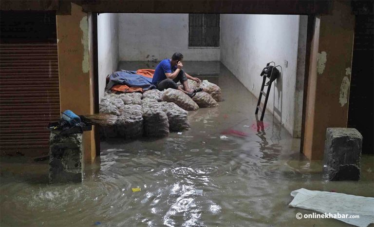 कुलेश्वरका खाद्यान्न गोदाममा पस्यो बागमतीको बाढी (तस्वीरहरू)