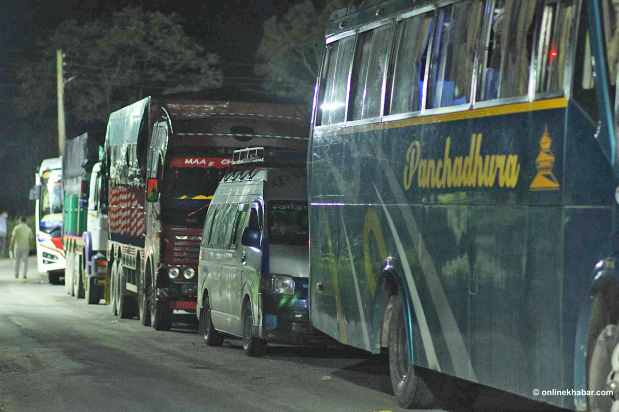 लामो दुरीका सवारी साधन काठमाडौं उपत्यकामै होल्ड, सबै नाका बन्द