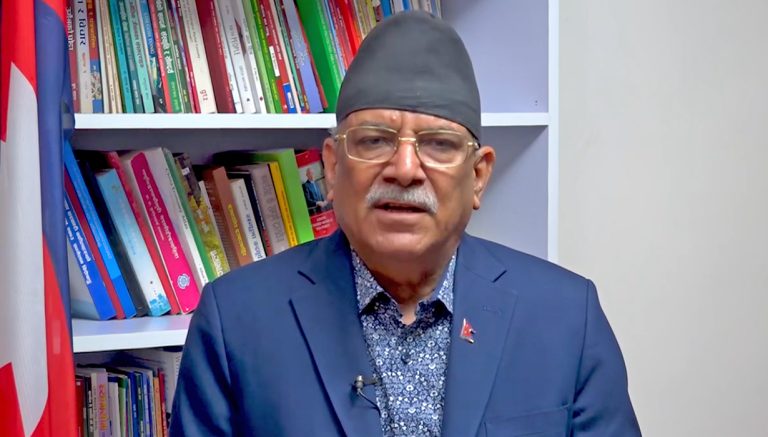 चीन गएर ओलीले चिनियाँ कार्ड खेल्दैछन् : प्रचण्ड