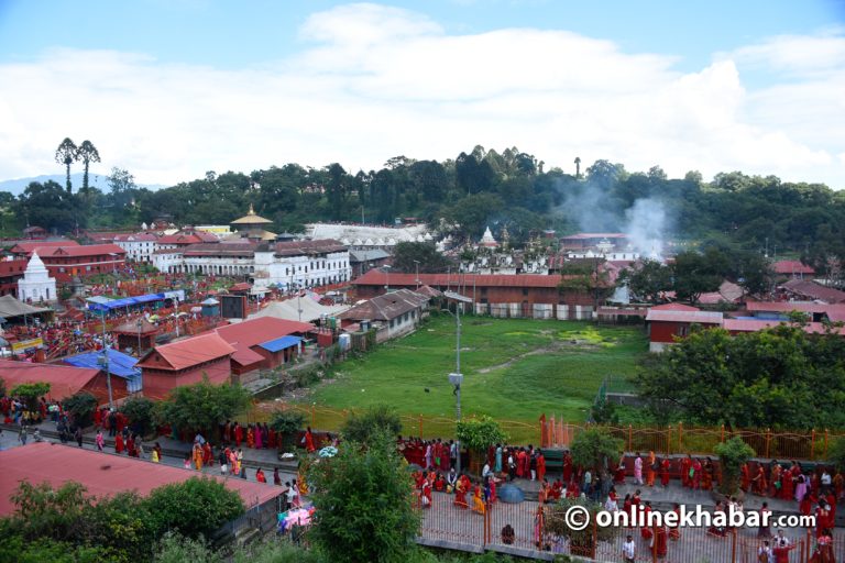 पशुपतिमा तीजका व्रतालु : बाहिर ४ र भित्र ८ लाइन, डेढ घण्टाभित्र दर्शन