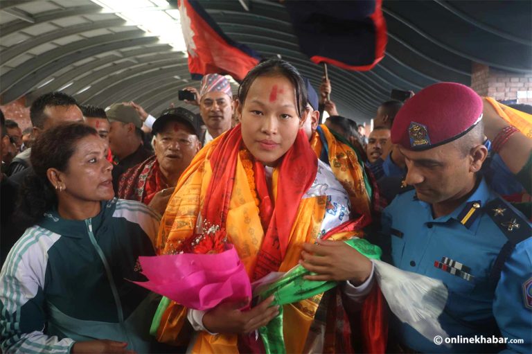ऐतिहासिक पदक जितेकी एरिका गुरुङलाई विमानस्थलमा स्वागत