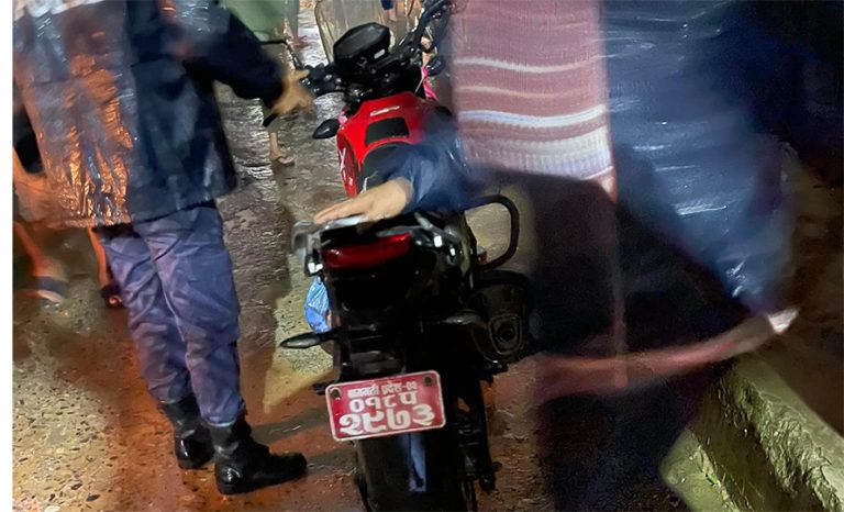 बालाजुको नालीमा मोटरसाइकल खस्दा चालक बेपत्ता