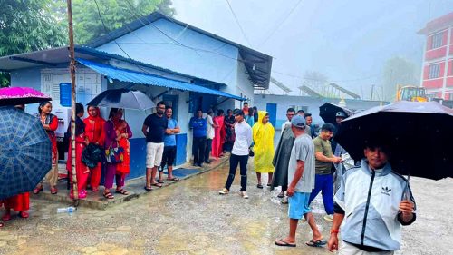 शिक्षक दरबन्दी कटौती गरेको विरोधमा भीमसेन थापा गाउँपालिकामा ताला