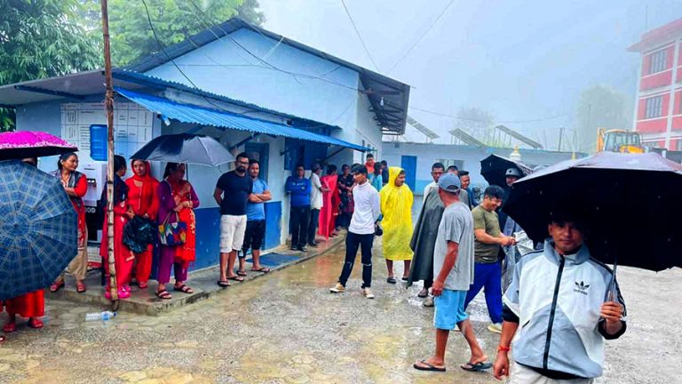 शिक्षक दरबन्दी कटौती गरेको विरोधमा भीमसेन थापा गाउँपालिकामा ताला