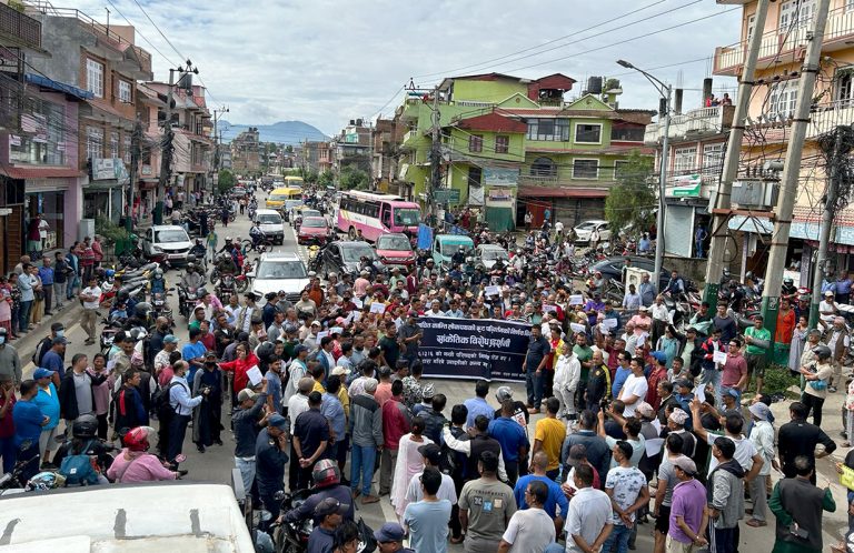 कान्ति लोकपथलाई राष्ट्रिय राजमार्गको मापदण्ड तोकिएको भन्दै स्थानीय आन्दोलित