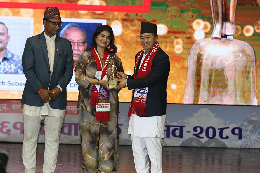 अनलाइनखबरकर्मी नमिता दाहाल वर्ष उत्कृष्ट महिला पत्रकारबाट सम्मानित