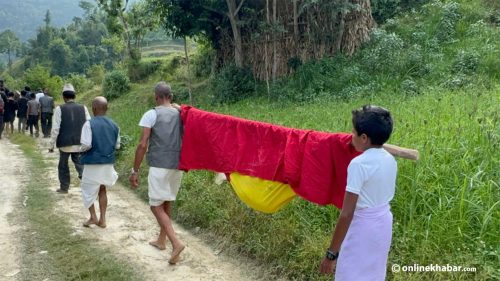 १३ वर्षका सहायक पुजारीले भगवती मन्दिरमा भित्र्याए फूलपाती (तस्वीरहरू )