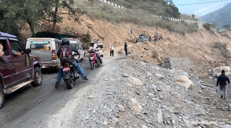 लेदोसहितको पहिरो खसेपछि बीपी राजमार्ग अवरुद्ध