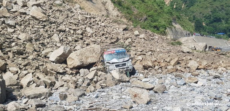 बीपी राजमार्गमा सुक्खा पहिरोमा पुरियो गाडी, आउजाउ ठप्प