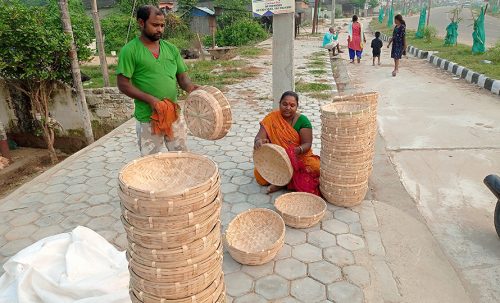 महोत्तरीका डोम र बिन समुदायलाई बाँसका सामग्री बनाउन भ्याइनभ्याइ