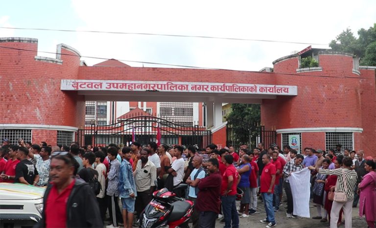 बुटवल उपमहानगरको गेटमा मासु व्यवसायीको धर्ना