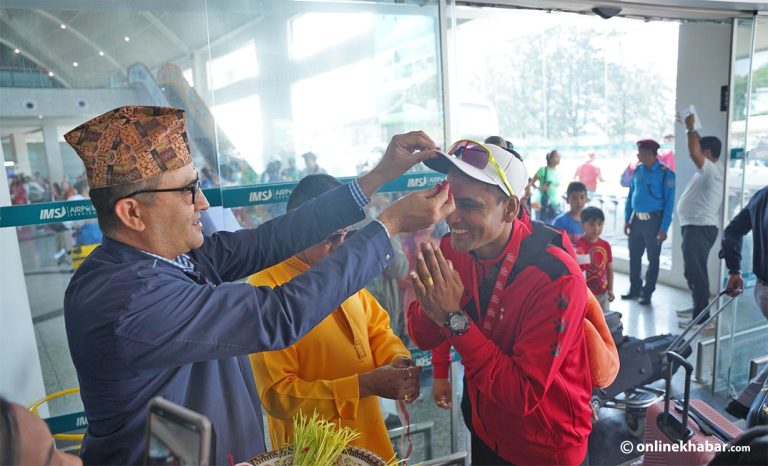 स्वदेश फर्किए काभा यु-२० पुरुष भलिबलको उपविजेता नेपाली टोली, एयरपोर्टमा टीका र जमरा