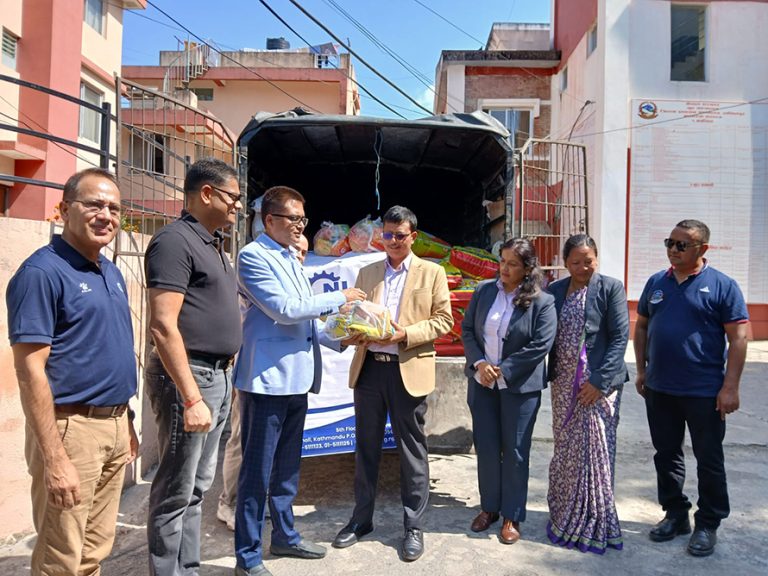नेपाल उद्योग परिसंघले २ सय बाढी प्रभावितलाई बाँड्यो राहत
