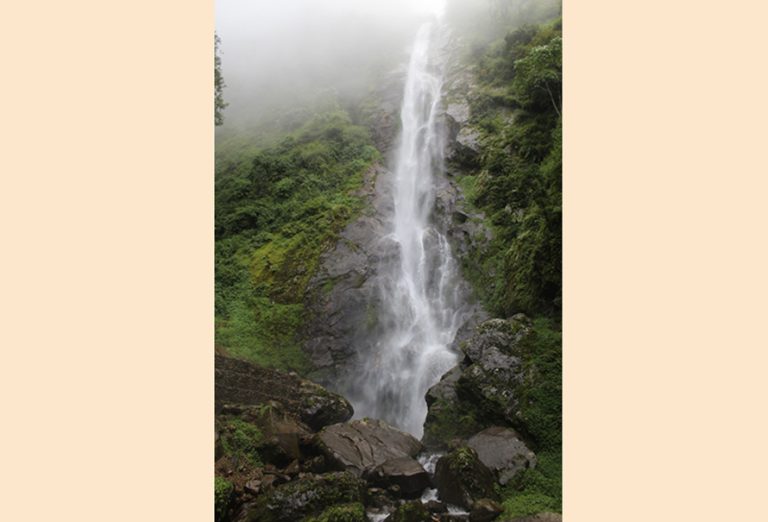 पर्यटकको पर्खाइमा भोजपुरको छाँगे झरना