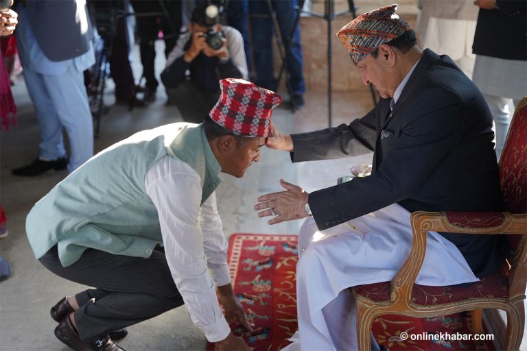 पूर्वराजा ज्ञानेन्द्रले निर्मलनिवासमा सर्वसाधारणलाई लगाइदिए टीका (तस्वीरहरू)