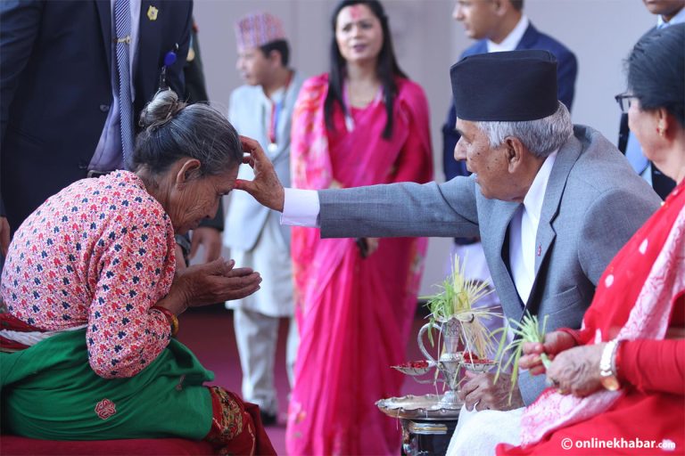 शीतलनिवासमा सर्वसाधारणलाई टीका र जमरा (तस्वीरहरू)