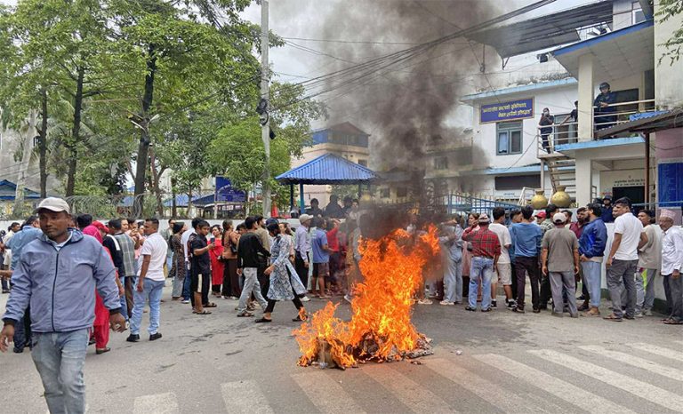 दमक हत्या प्रकरणमा किन भइरहेको छ प्रहरीको आलोचना ?