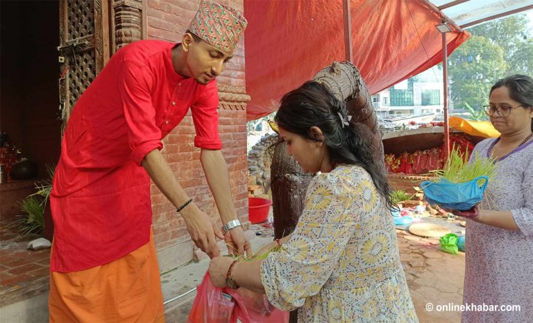 लक्ष्मीनारायण मन्दिरको जमरा सर्वसाधारणलाई नि:शुल्क वितरण (तस्वीरहरू)