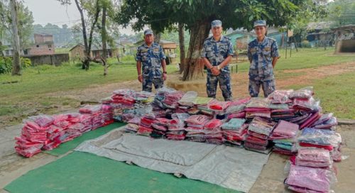 कञ्चनपुरमा ८ लाखको अवैध कपडा बरामद