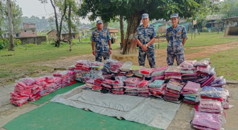 कञ्चनपुरमा ८ लाखको अवैध कपडा बरामद