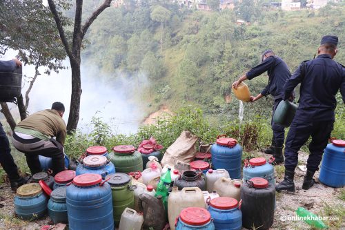 गुल्मीमा अवैध घरेलु मदिरा नष्ट
