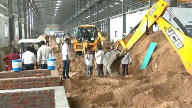 गुजरातमा पर्खाल भत्किंदा ६ जनाको मृत्यु