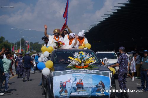 ९ जना विश्वकीर्तिमानी पर्वतारोहीलाई विमानस्थलमा भव्‍य स्वागत (तस्वीरहरू)