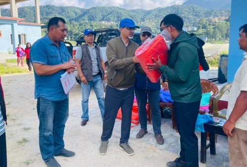 ललितपुरमा माओवादी केन्द्रले बाँड्यो राहत सामग्री