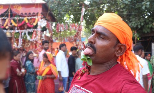 बाँकेको बागेश्वरी मन्दिरमा भक्तजनले छेडे जिब्रो