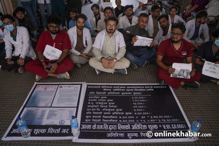 केएमसी अस्पतालमा इन्टर्न डाक्टरहरु आन्दोलित