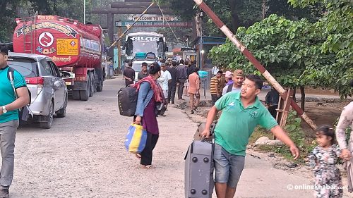 दशैं मनाउन घर फर्किएका नेपालीलाई सीमामा सधैं सास्ती 