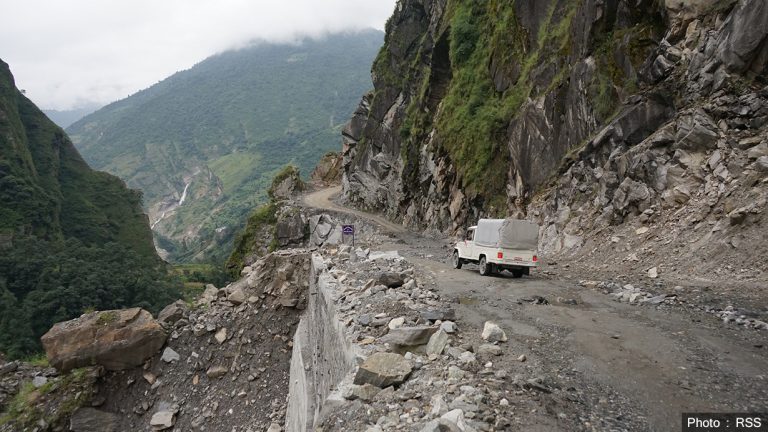 बेनी-जोमसोम सडक अवरुद्ध, यात्रा नगर्न आग्रह