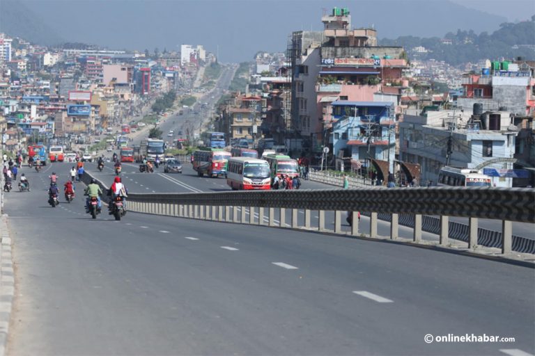 काठमाडौंका सडकमा सवारी चाप ह्वात्तै घट्यो (तस्वीरहरू)