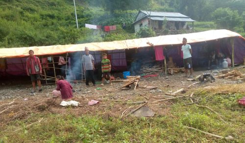 बाढीपहिरोले बस्ती नै बगाएपछि विस्थापित परिवार त्रिपालमुनि