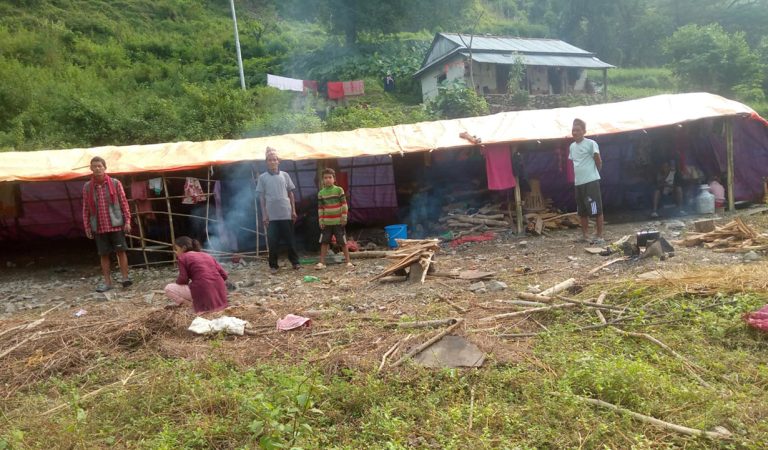 बाढीपहिरोले बस्ती नै बगाएपछि विस्थापित परिवार त्रिपालमुनि