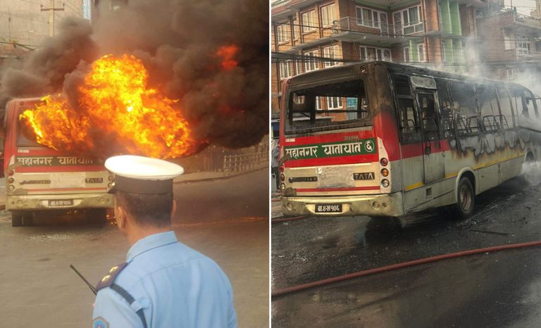 सातदोबाटोमा गुडिरहेको बसमा आगलागी, यात्रु सुरक्षित