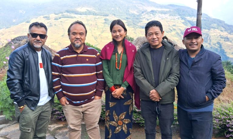 भूपू लाहुरे परिवारको कथामा ‘पेन्सनपट्टा’ निर्देशन गर्दै माओत्से