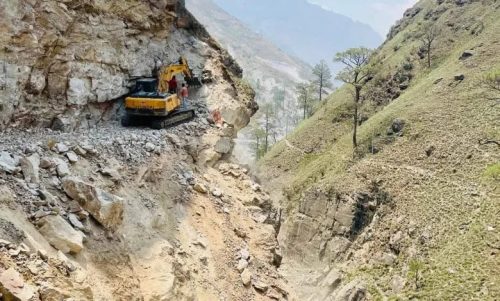 ५ किलोमिटर चट्टान फोडेपछि सडकसँग जोडिएका बस्तीहरू