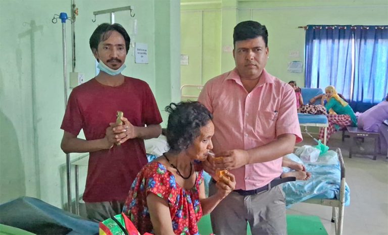नवजीवन अस्पतालले मिनाहा गरिदियो एकल महिलाको दुई लाख उपचार खर्च