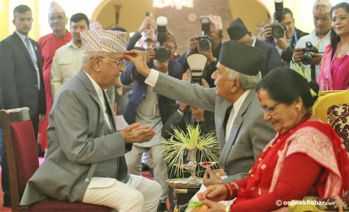 प्रधानमन्त्रीले लगाए राष्ट्रपतिको हातबाट दशैंको टीका