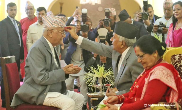 प्रधानमन्त्रीले लगाए राष्ट्रपतिको हातबाट दशैंको टीका